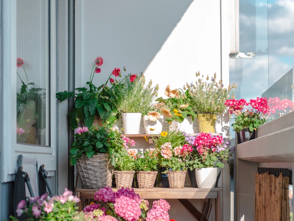 come arredare un balcone elementi naturali luxar