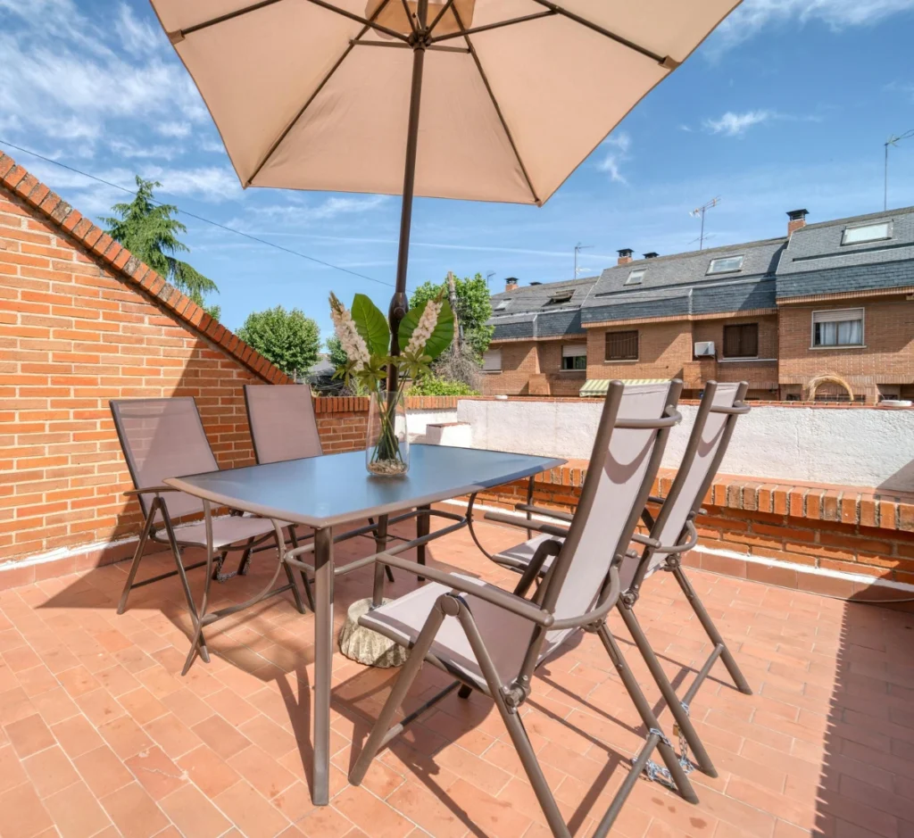 come arredare un balcone ombrellone luxar